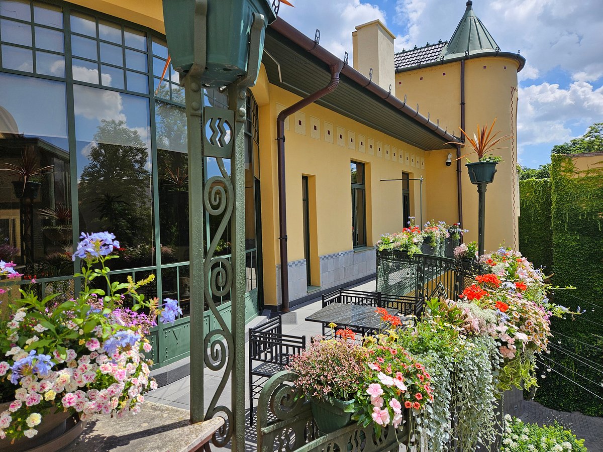 Darvas- La Roche House